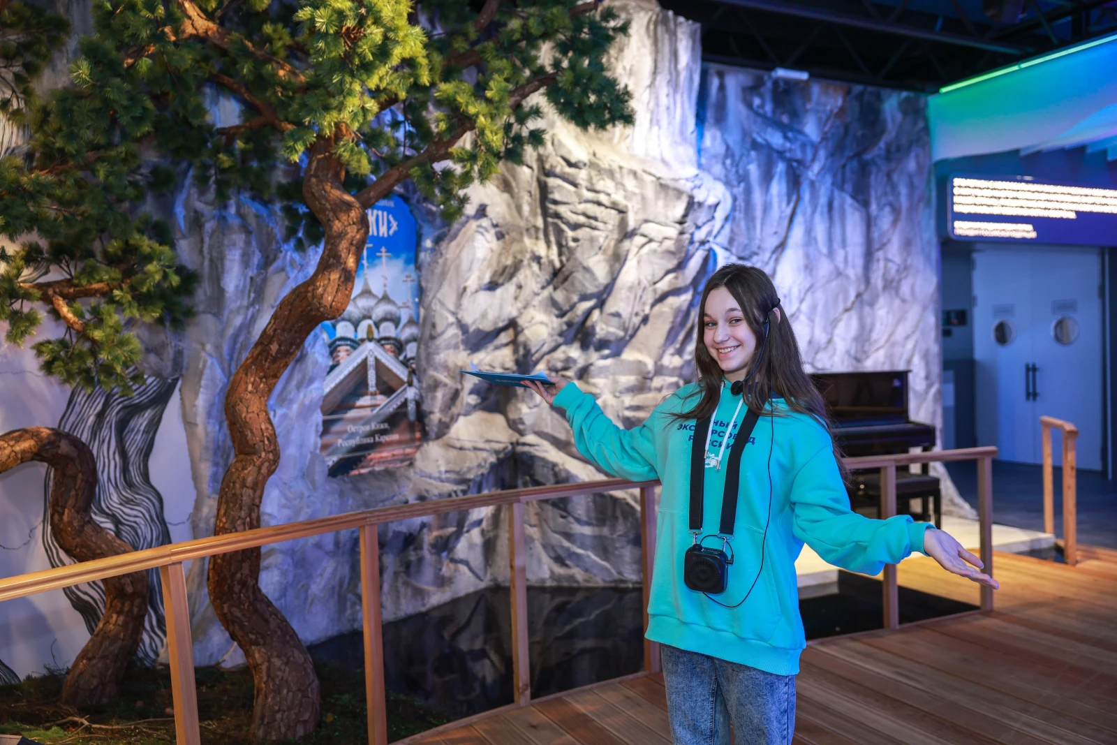 Participants of the Young Tour Guides School conducted a tour of the exposition 