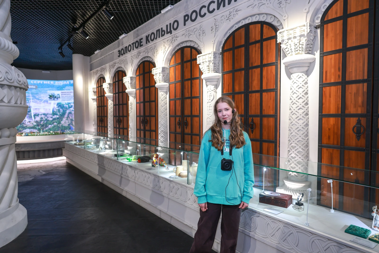 Participants of the Young Tour Guides School conducted a tour of the exposition 