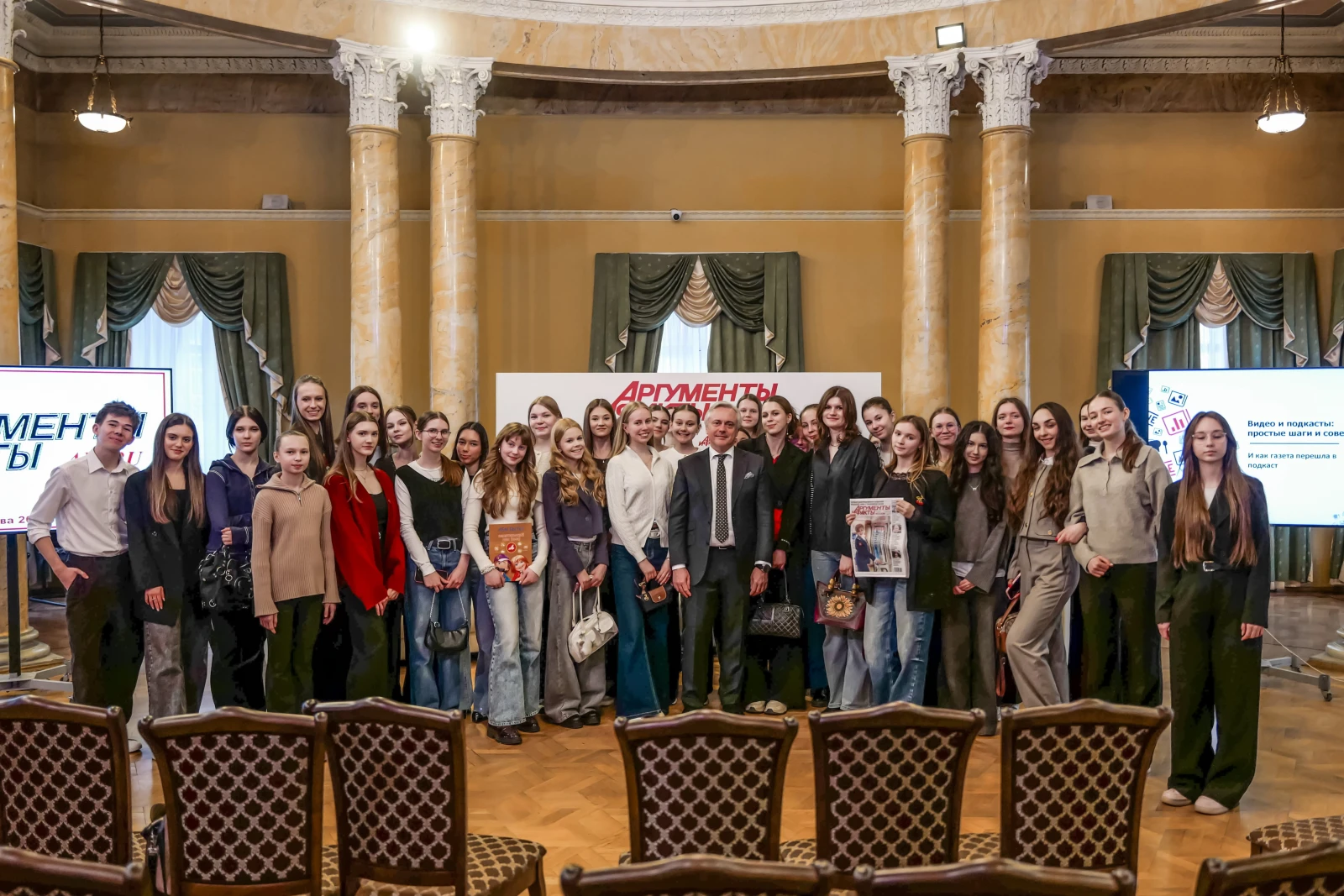 Young journalists visit the newsroom of the media outlet Argumenty i Fakty (Arguments and Facts)