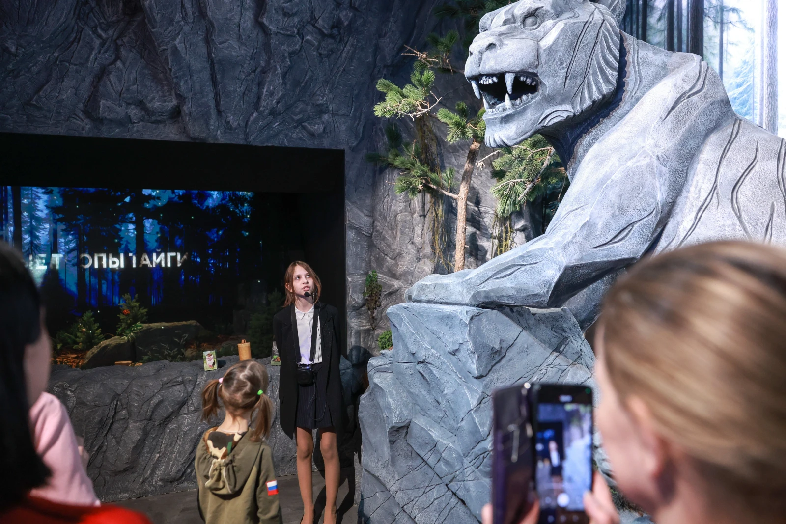 Participants of the Young Tour Guides School conducted a tour of the exposition 