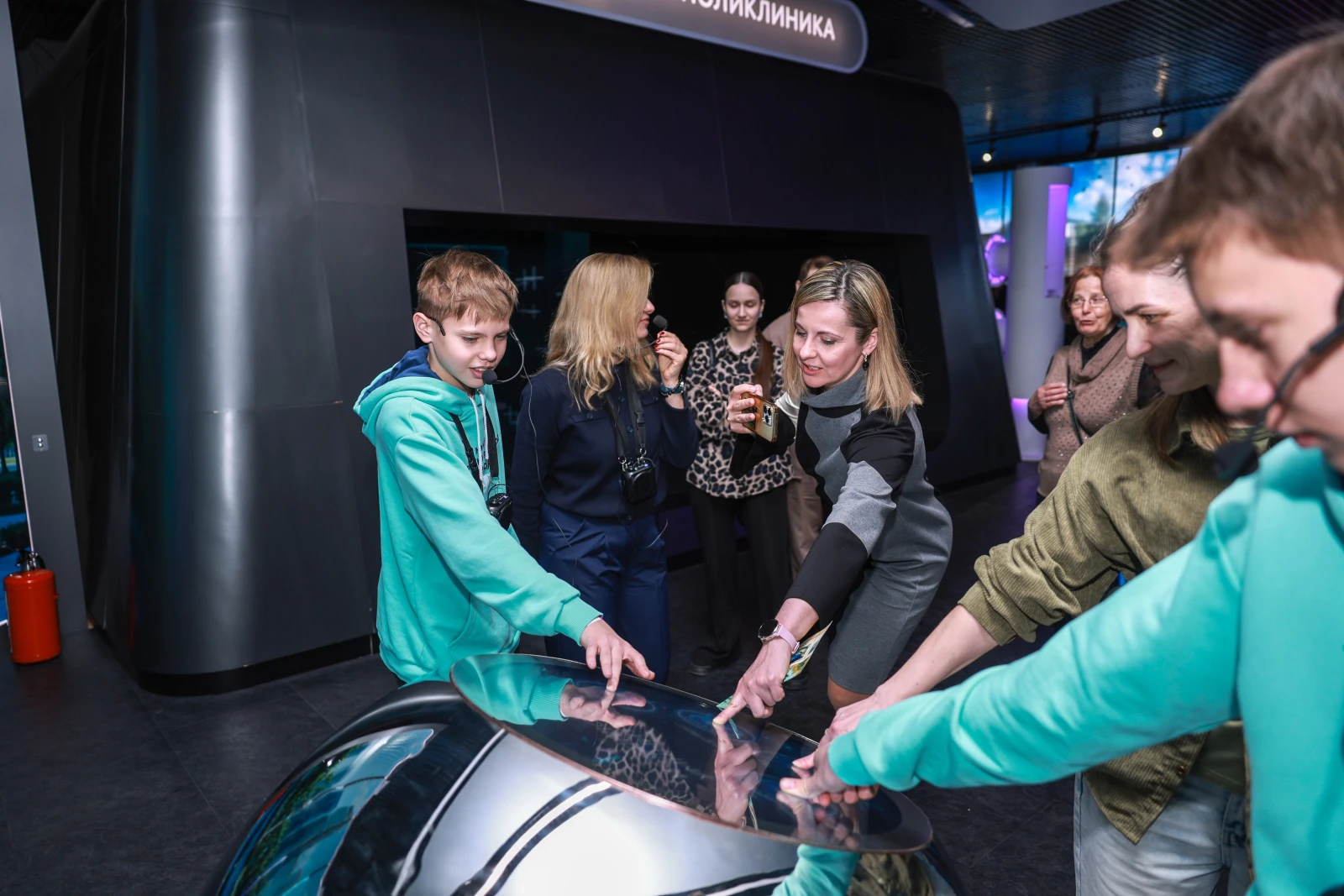 Participants of the Young Tour Guides School conducted a tour of the exposition 