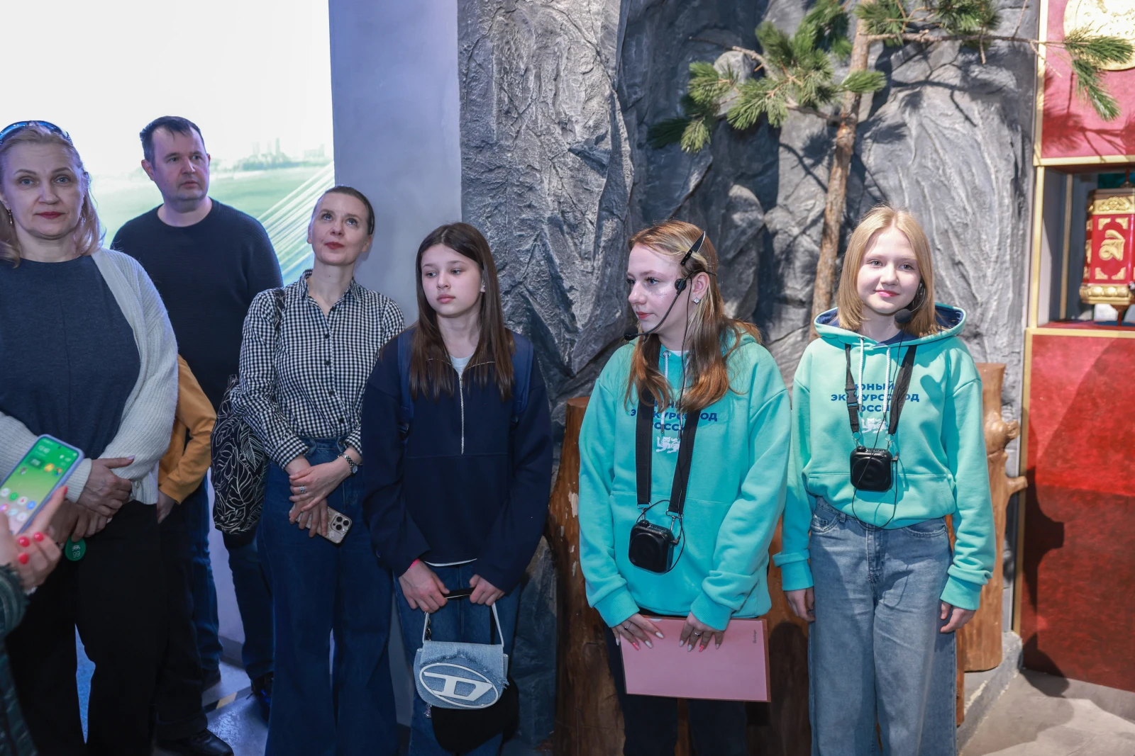Participants of the Young Tour Guides School conducted a tour of the exposition 