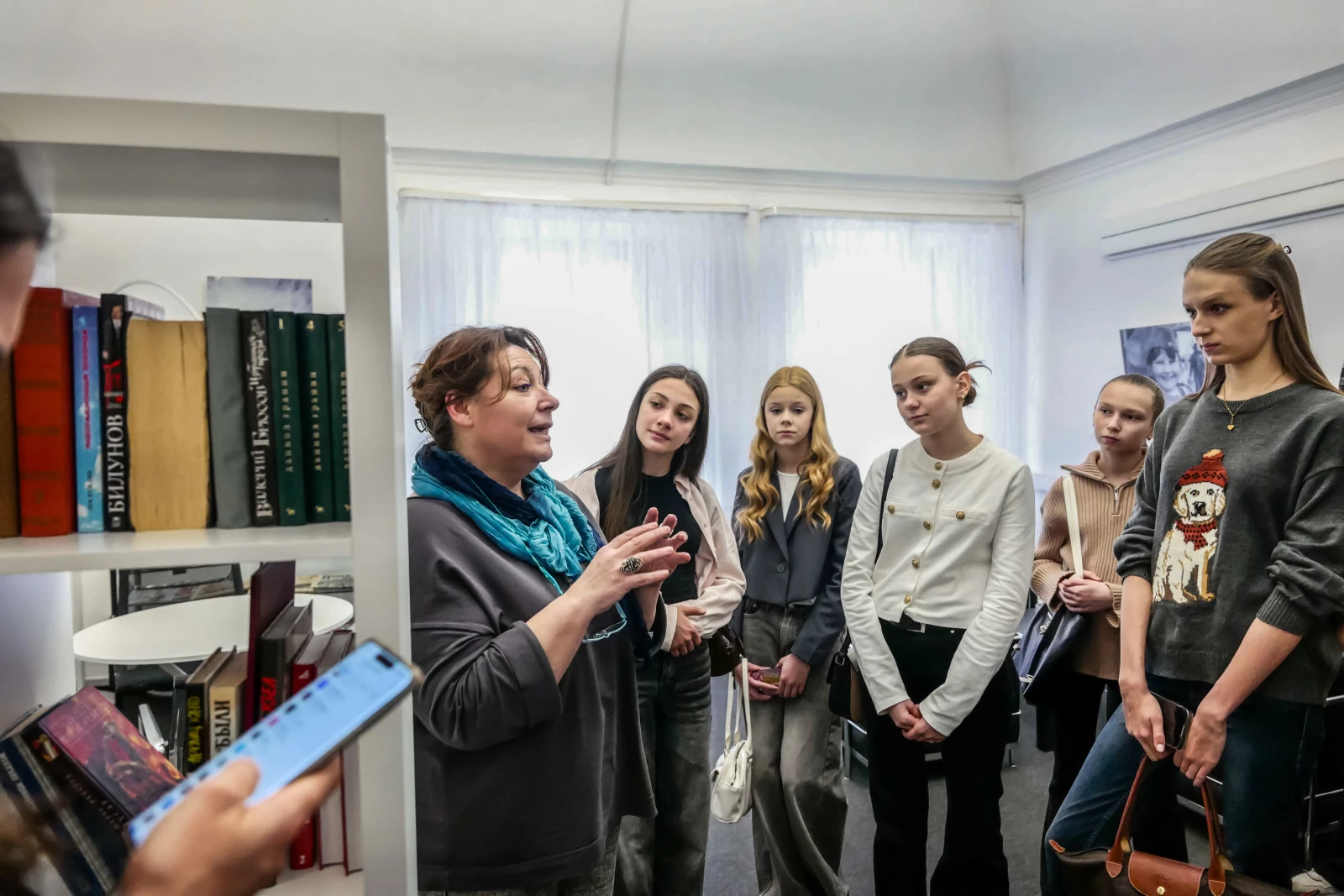 Young journalists visit the newsroom of the media outlet Argumenty i Fakty (Arguments and Facts)
