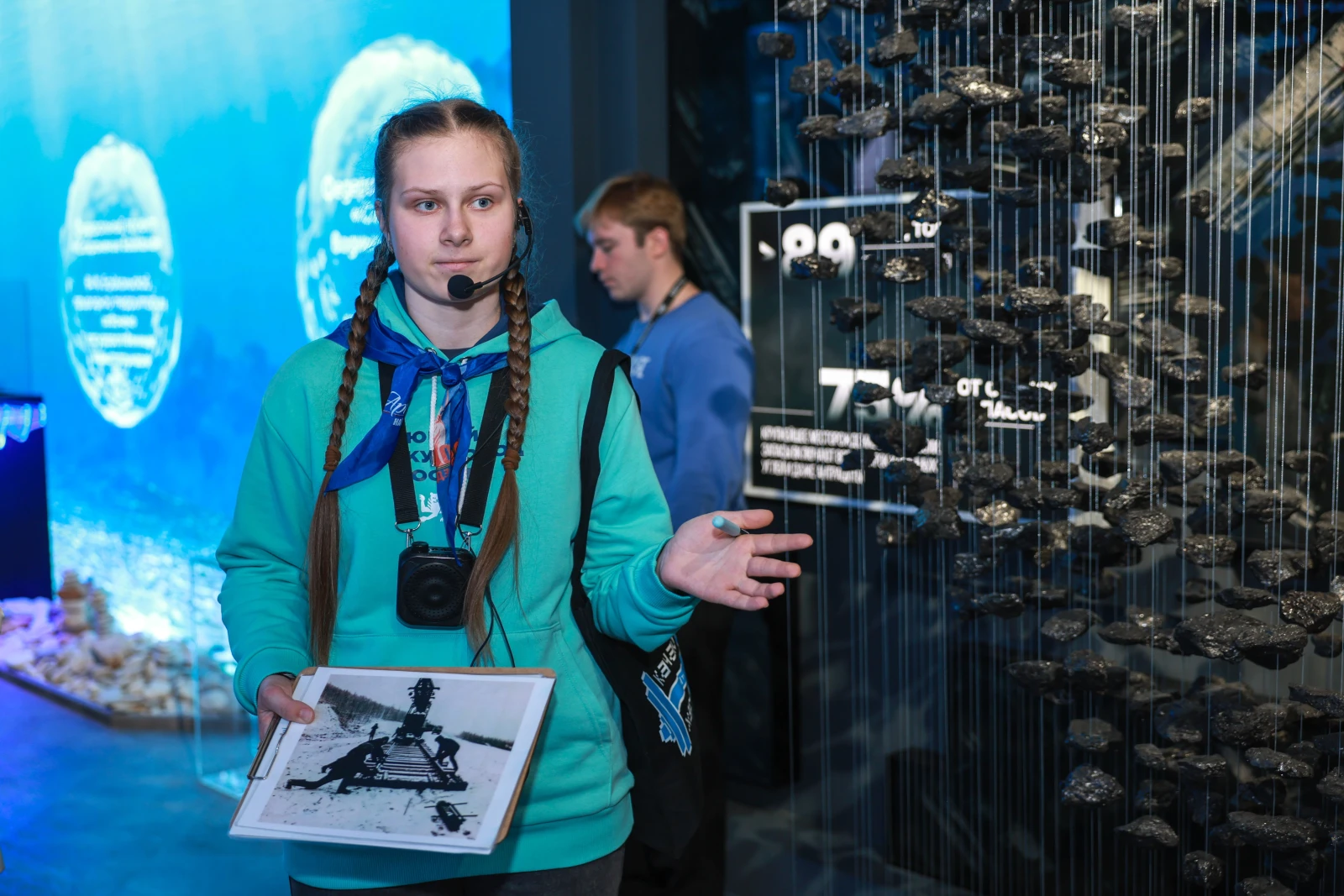 Participants of the Young Tour Guides School conducted a tour of the exposition 