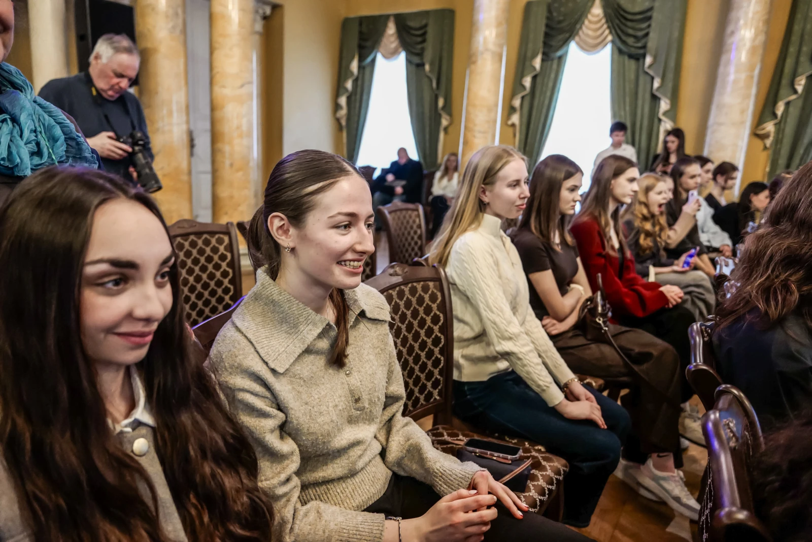 Young journalists visit the newsroom of the media outlet Argumenty i Fakty (Arguments and Facts)
