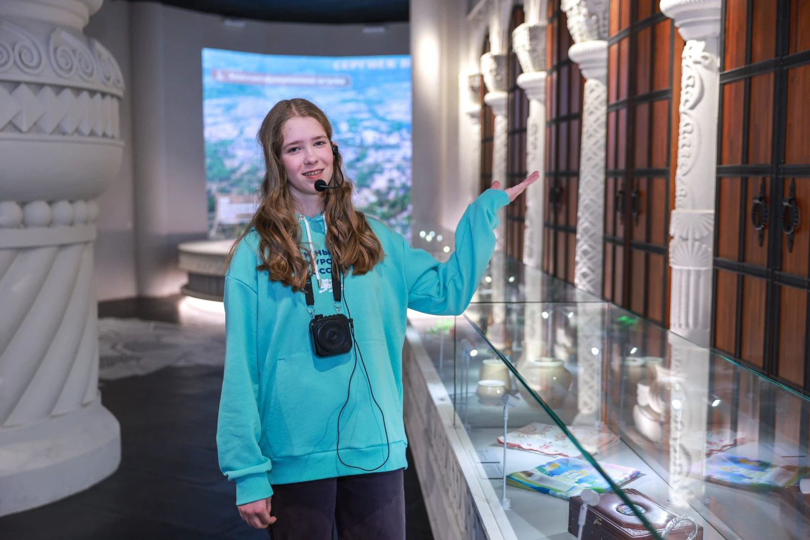 Participants of the Young Tour Guides School conducted a tour of the exposition 