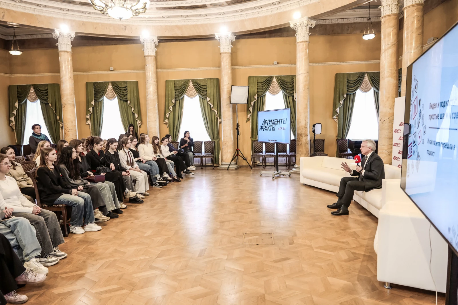 Young journalists visit the newsroom of the media outlet Argumenty i Fakty (Arguments and Facts)
