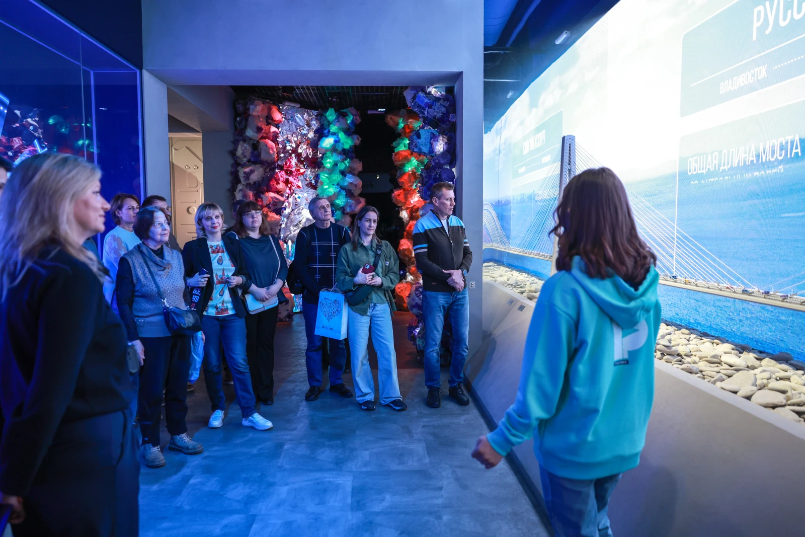 Participants of the Young Tour Guides School conducted a tour of the exposition 