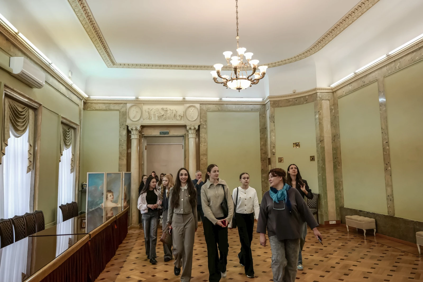 Young journalists visit the newsroom of the media outlet Argumenty i Fakty (Arguments and Facts)