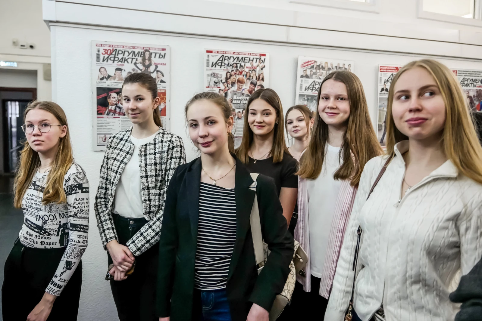 Young journalists visit the newsroom of the media outlet Argumenty i Fakty (Arguments and Facts)