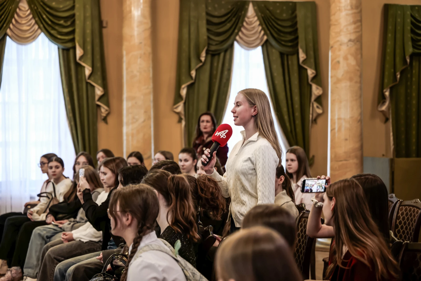 Young journalists visit the newsroom of the media outlet Argumenty i Fakty (Arguments and Facts)