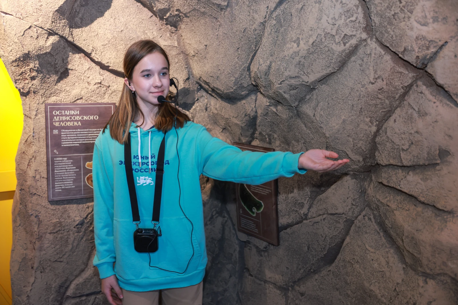 Participants of the Young Tour Guides School conducted a tour of the exposition 