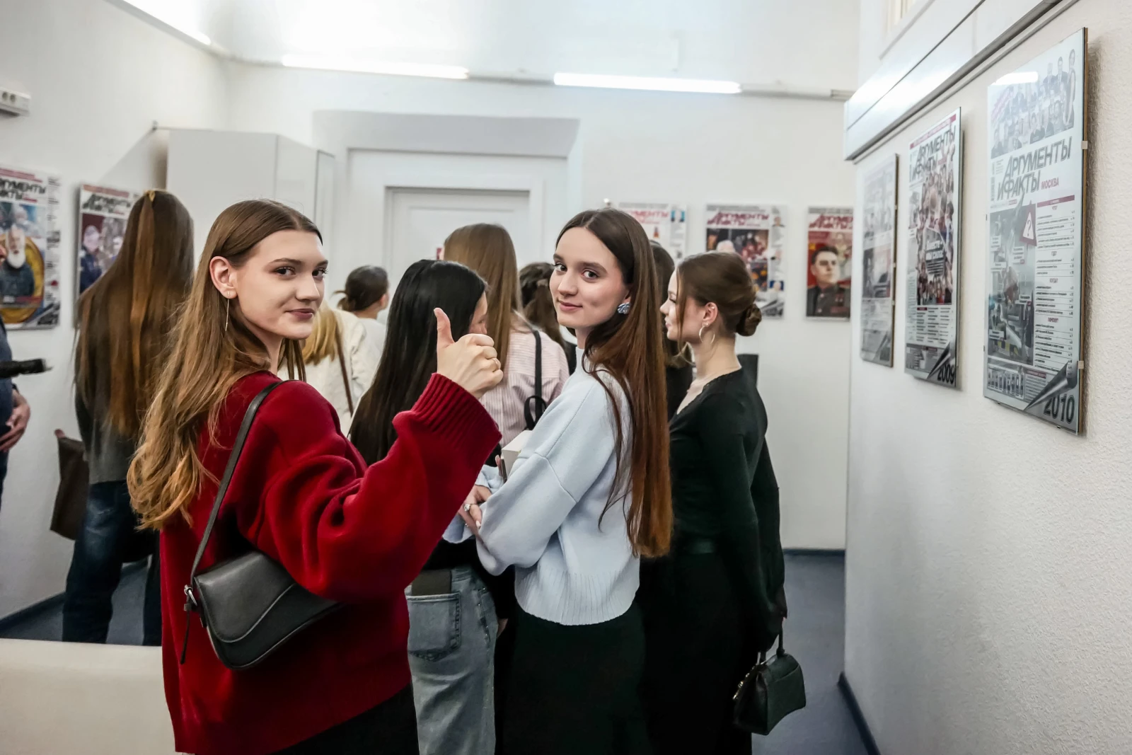 Young journalists visit the newsroom of the media outlet Argumenty i Fakty (Arguments and Facts)