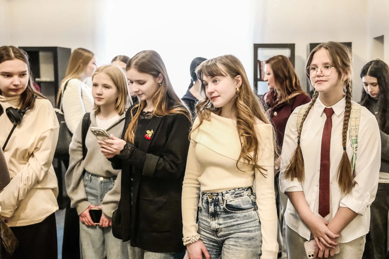 Young journalists visit the newsroom of the media outlet Argumenty i Fakty (Arguments and Facts)