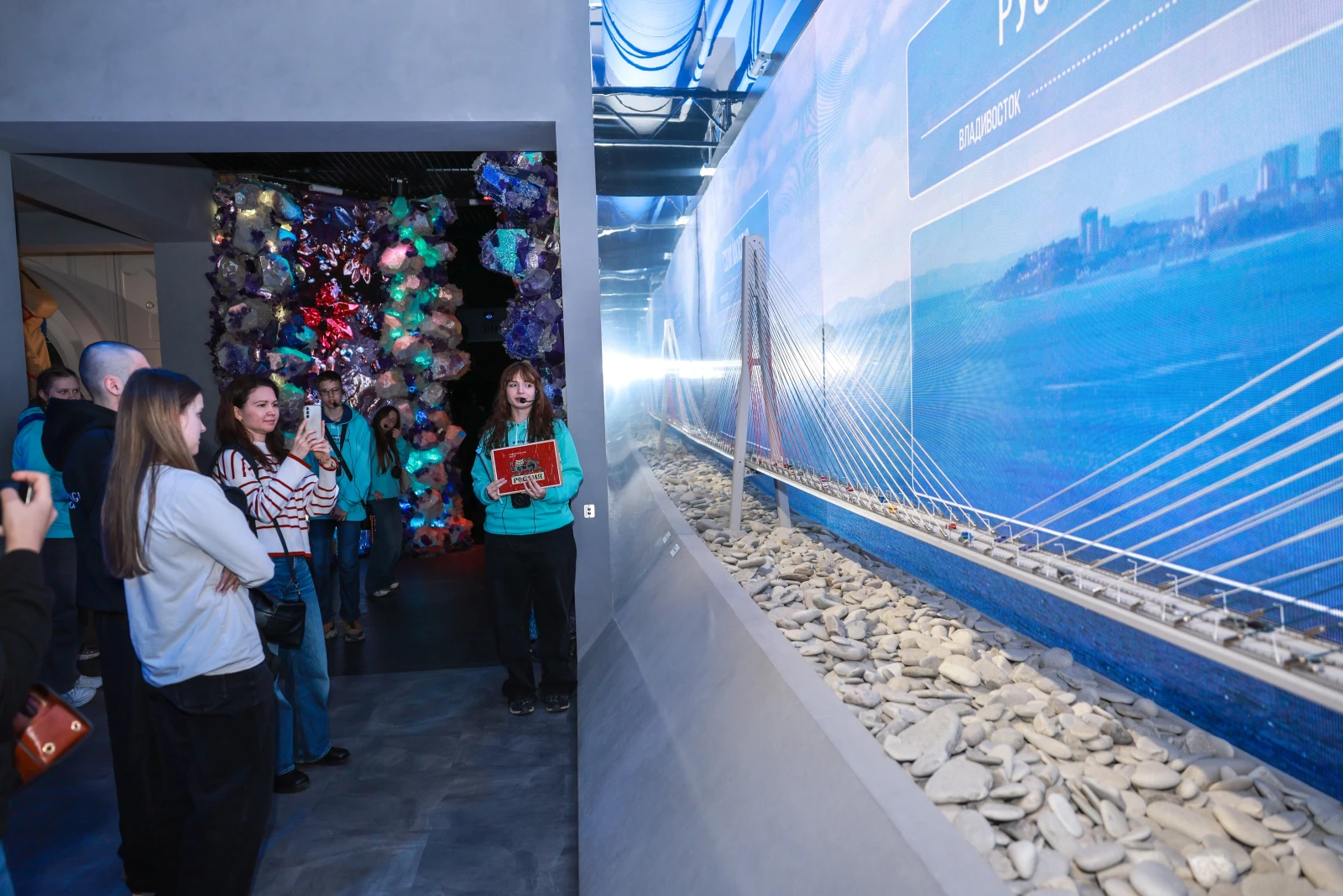 Participants of the Young Tour Guides School conducted a tour of the exposition 