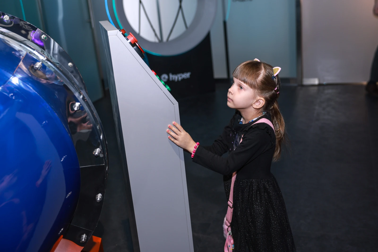 Participants of the Young Tour Guides School conducted a tour of the exposition 