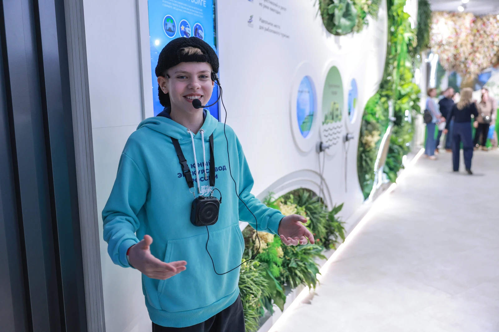 Participants of the Young Tour Guides School conducted a tour of the exposition 