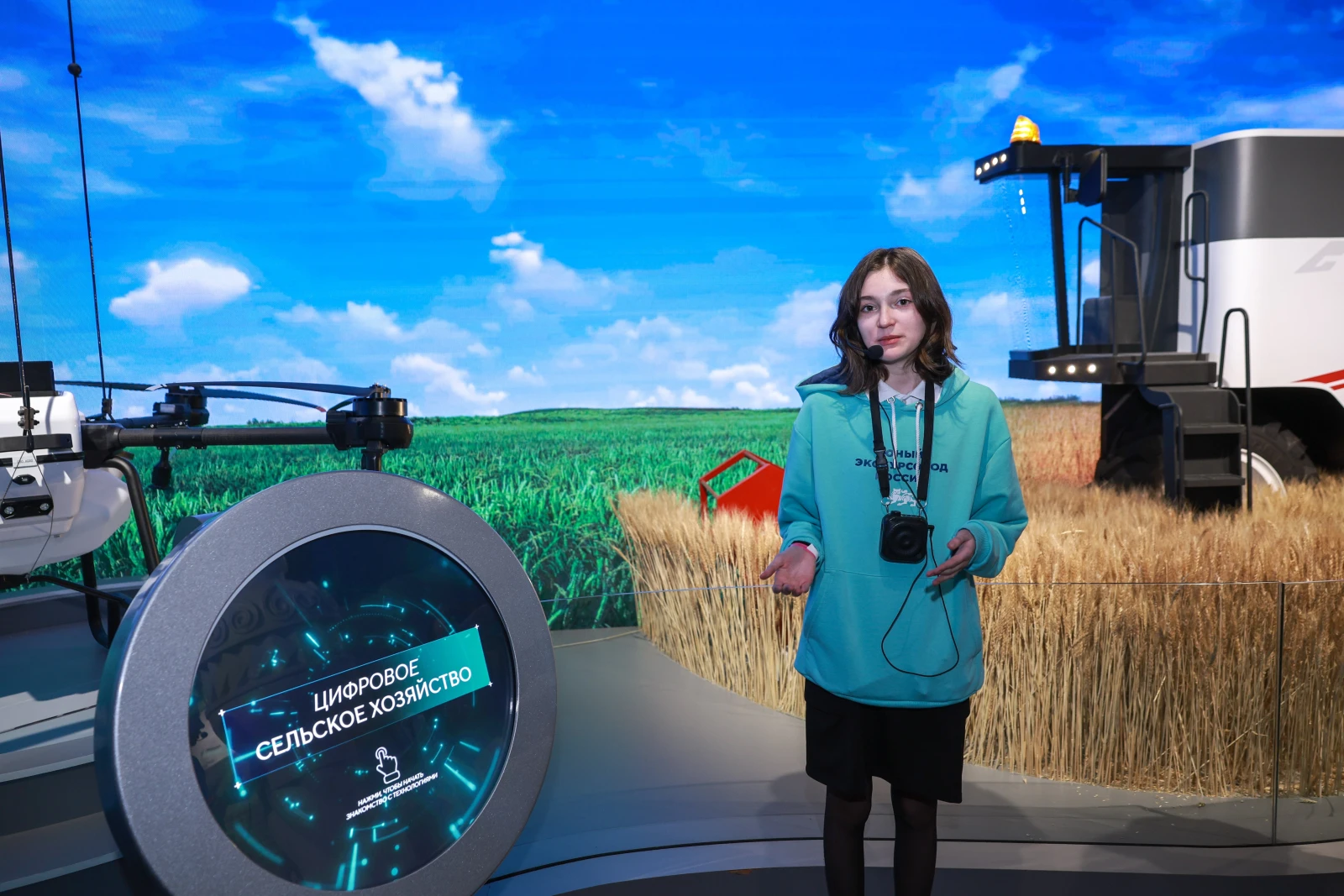 Participants of the Young Tour Guides School conducted a tour of the exposition 