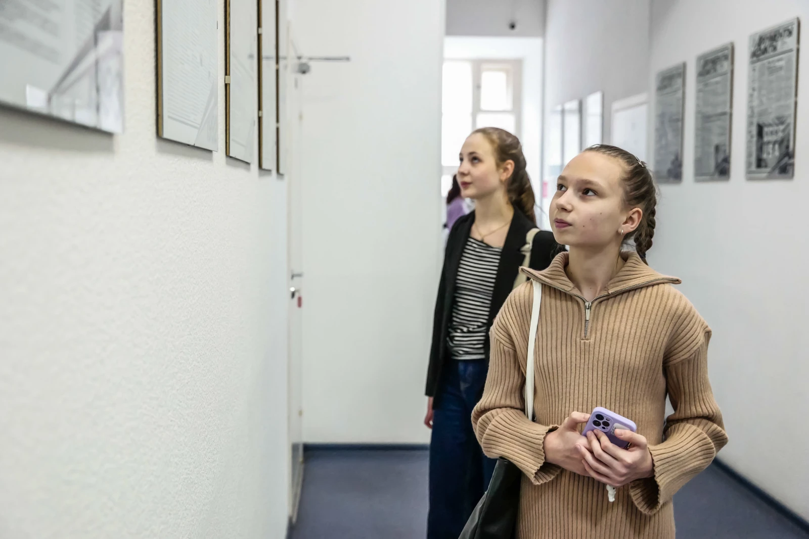 Young journalists visit the newsroom of the media outlet Argumenty i Fakty (Arguments and Facts)