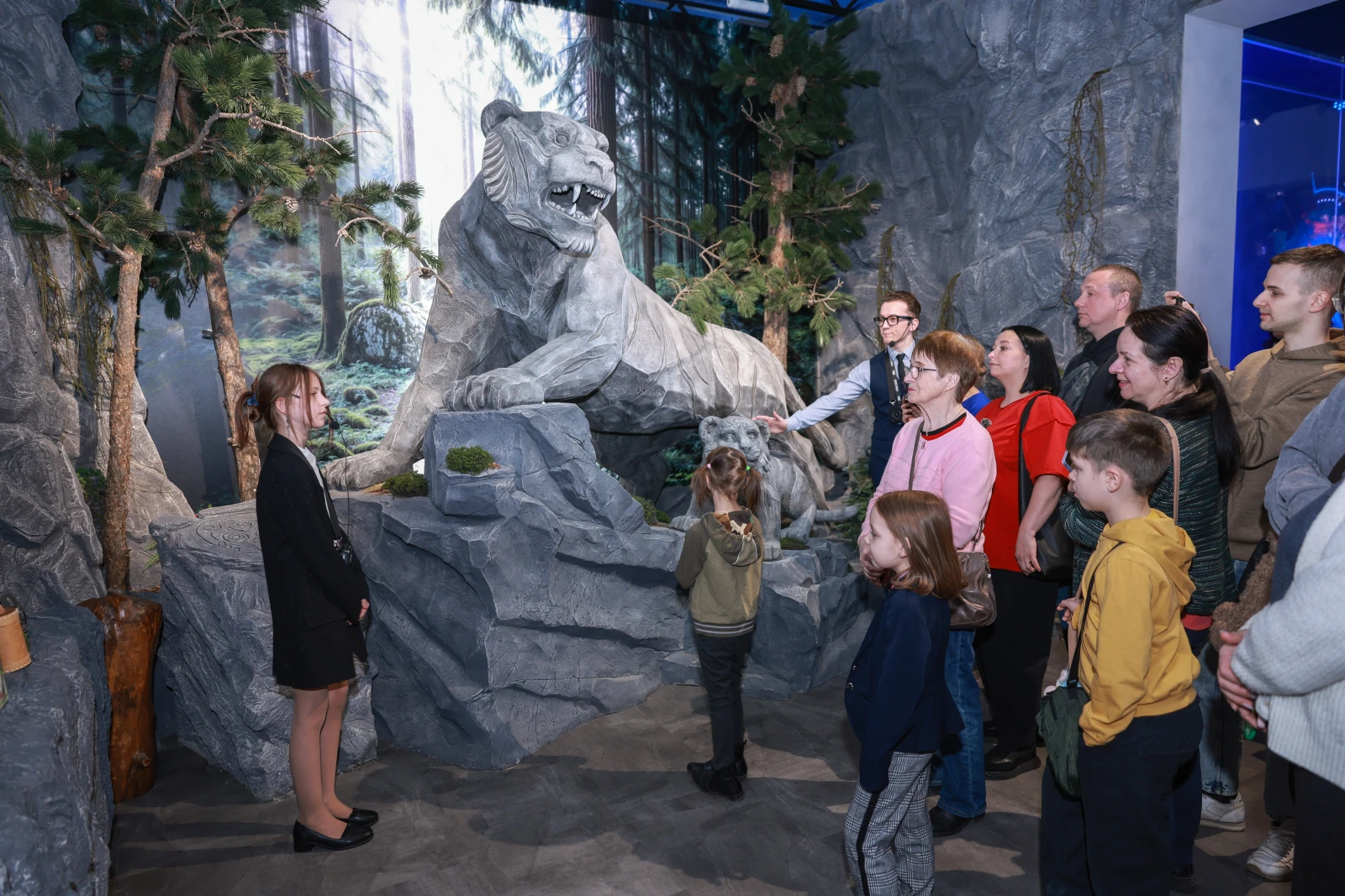 Participants of the Young Tour Guides School conducted a tour of the exposition 